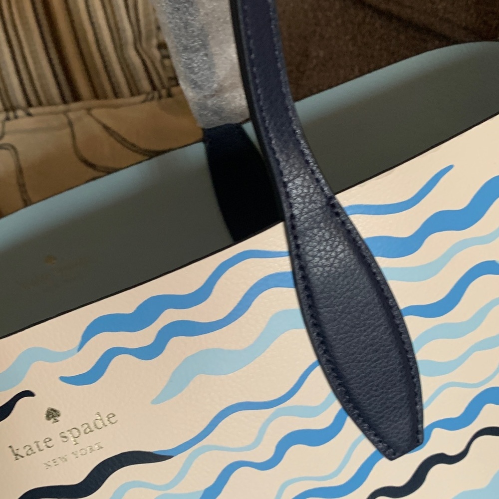 Authentic KATE SPADE Reversible Leather Sail boat print Tote/removable wristlet - Picture 4 of 14